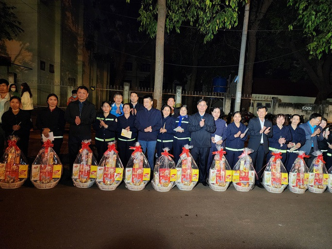 Bí thư tỉnh Đắk Lắk cùng lãnh đạo Liên đoàn Lao động tỉnh, lãnh đạo TP Buôn Ma Thuột trao quà và lì xì cho công nhân vệ sinh môi trường