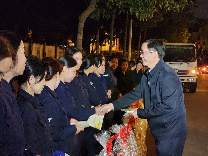 Bí thư Tỉnh Đắk Lắk Nguyễn Đình Trung lì xì chúc Tết công nhân vệ môi trường trong đêm.