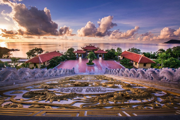 Chùa Hộ Quốc còn được gọi là “Thiền viện Trúc Lâm Hộ Quốc”, với cảnh quan đẹp, yên bình, chùa có diện tích lên đến 110 héc-ta, được xây dựng vào thời Lý – Trần. Đặc biệt hơn nữa, chùa được dựng hoàn toàn từ các cột gỗ lim - một loại gỗ quý và có giá trị cao. Nằm giữa núi rừng trùng điệp hùng vĩ, chùa mang trong mình vẻ thanh tịnh, tĩnh mịch với quang cảnh đẹp như tranh vẽ. Vì lý do đó nên dù mới khánh thành từ năm 2012 nhưng chùa Hộ Quốc đã thu hút hàng ngàn lượt khách tham quan mỗi năm.