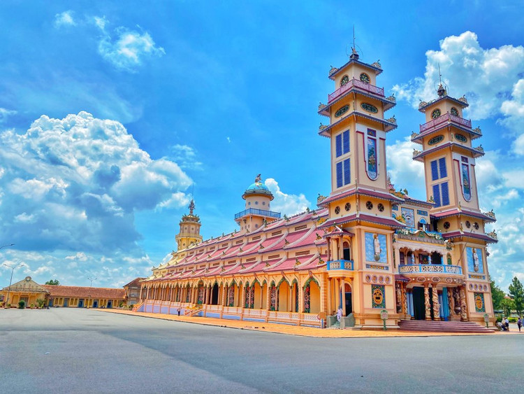 Chùa Cao có tên chính xác là chùa Thánh Thất Dương Đông, thuộc đạo Cao Đài, nổi tiếng với kiến trúc đẹp và độc đáo. Chùa tọa lạc trên một ngọn đồi cao, nổi bật với mái ngói đỏ và chiếc cổng trang nghiêm gồm 3 lối vào, cùng các cột chạm trổ rồng uy nghi lộng lẫy.