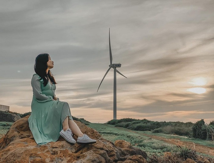 &quot;Cột quạt gió Phong Điện&quot; là tên mà người dân địa phương thường sử dụng để chỉ ba cột quạt gió khổng lồ được xây dựng trên đảo Phú Quý nhằm tạo ra nguồn điện để phục vụ cho cuộc sống sinh hoạt của cư dân địa phương trên đảo. Tọa lạc giữa không gian yên tĩnh của thiên nhiên tại bãi cỏ rộng lớn màu xanh ngát, với tầm nhìn toàn cảnh về biển cả bao la, Phong Điện đã trở thành một địa điểm sống ảo độc đáo tại đảo Phú Quý. Với phông nền ấn tượng như vậy, địa điểm này mang đến một bộ ảnh với phong cách Châu Âu đậm nét. Ảnh luhanhvietnam