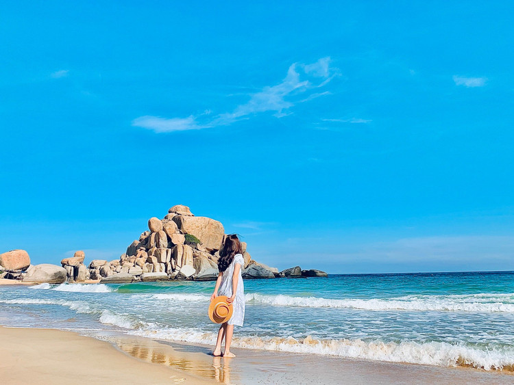 Phú Quý có rất nhiều bãi biển đẹp với cát trắng, nước trong veo, phản chiếu trời xanh ngắt. Ảnh Vntrip