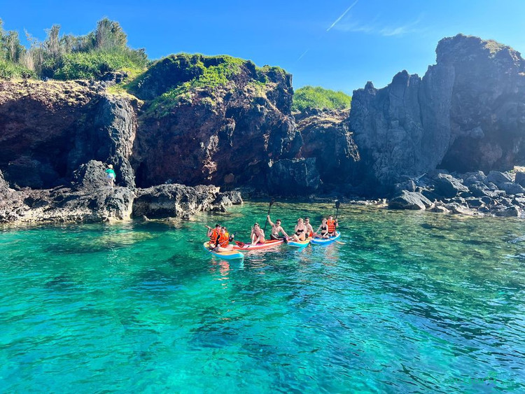 Hòn Tranh được ví như thiên đường ẩn giấu tại đảo Phú Quý. Hòn Tranh được biết đến với những bãi biển đẹp, cát trắng, nước trong, san hô đầy màu sắc và đặc biệt là không khí trong lành, yên tĩnh. Ảnh dulichluhanh