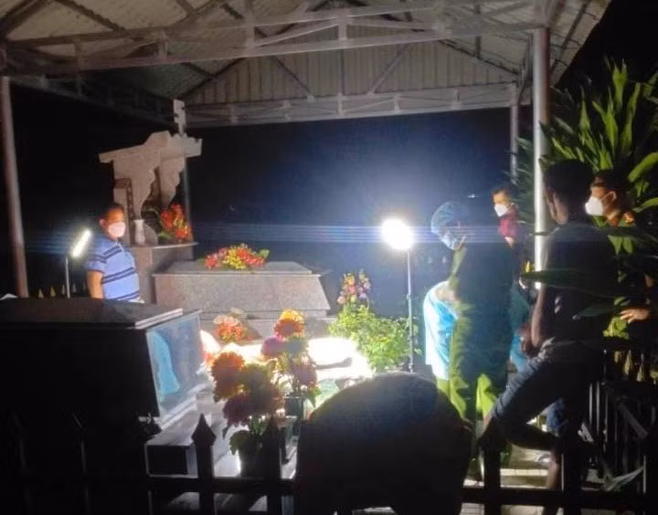 Hiện trường người đàn ông tử vong bên mộ vợ. Ảnh: Dân trí