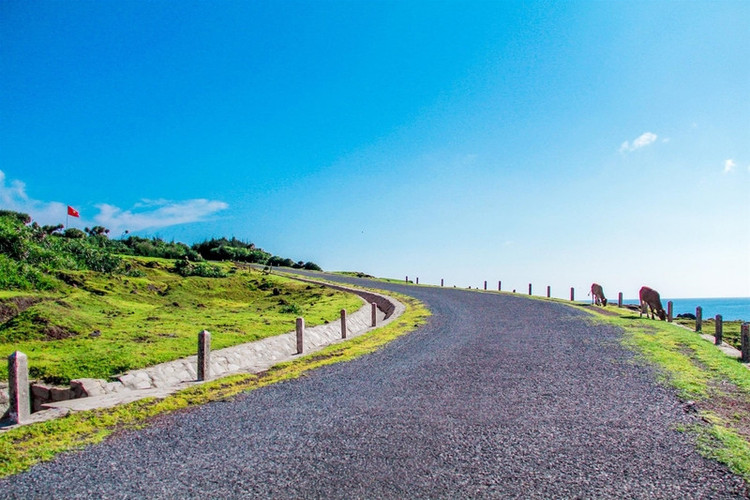 Đây là một con dốc gần biển, nằm sát khu trường bắn của bộ đội biên phòng. Dốc Thiên Đường là một điểm đến tuyệt đẹp trên đảo để dừng chân. Với biển cả và khu rừng hoang dã phi lao, tất cả tạo nên một khung cảnh đẹp mắt. Con dốc này đặc biệt được yêu thích bởi du khách, đặc biệt là giới trẻ, bởi vì khi đến đây, họ có thể tìm thấy nhiều góc chụp ảnh đẹp và được trải nghiệm cảm giác thú vị khi đi bộ xuống dốc. Nếu có cơ hội đến đây và trải nghiệm bản thân, chắc chắn sẽ để lại những cảm xúc khó quên. Ảnh Vn.trip