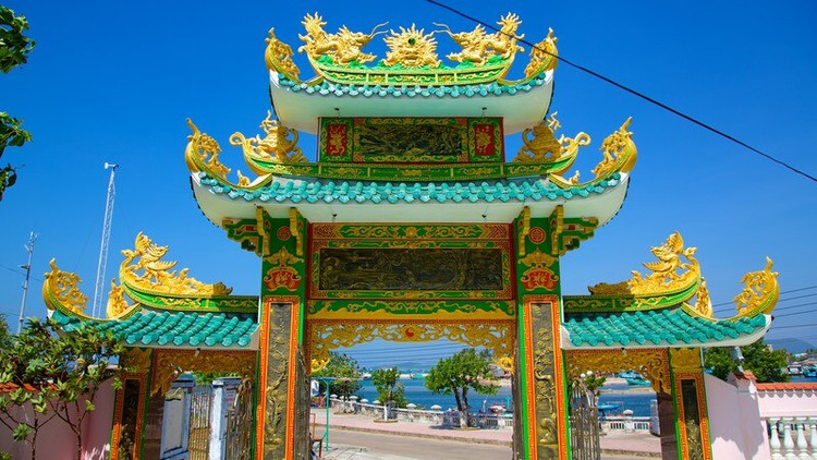 Chùa Bà Phú Quốc - ngôi chùa nổi tiếng linh thiêng để cầu bình an, may mắn. Nơi đây còn lưu giữ những sự tích liên quan đến thần bà Thủy Long Thánh Mẫu - người đã có công khai phá ra hòn đảo ngọc. Nổi bật với kiểu kiến trúc nhà thờ cổ, chùa được lợp ngói đỏ, cổng, cột, các trụ được chạm trổ hình rồng phượng nguy nga, đẹp mắt.