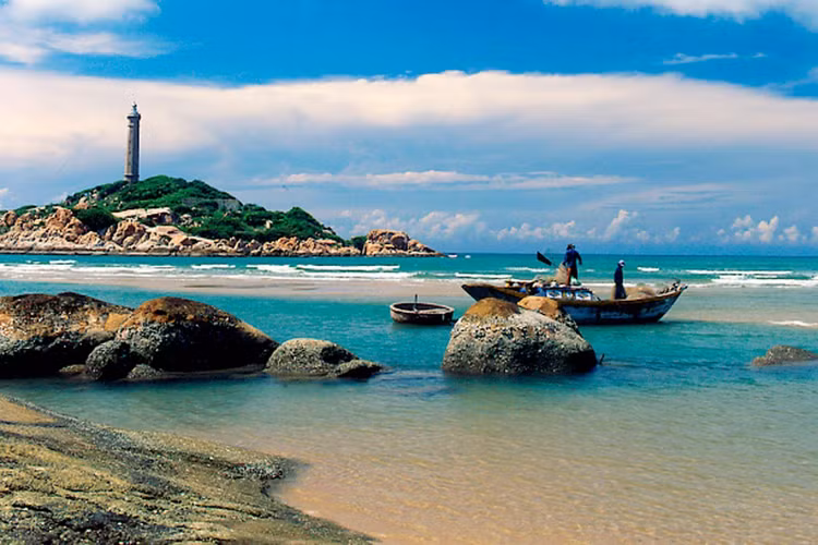 Ngọn hải đăng Phú Quý cao 18 mét, là một trong những ngọn hải đăng cao nhất Việt Nam.Để chinh phục ngọn hải đăng, du khách phải đi bộ và leo hơn 120 bậc đá men theo sườn núi, dài khoảng 200m. Từ ngọn hải đăng, bạn sẽ có được góc nhìn lý tưởng để chiêm ngưỡng toàn cảnh thành phố biển xinh đẹp, thơ mộng và cảnh quan thiên nhiên đẹp mê hồn không khỏi choáng váng. Đặc biệt vào ban đêm, từ ngọn hải đăng Phú Quý, sẽ thích thú khi được ngắm nhìn những ánh sáng kỳ lạ lấp lánh trên những con thuyền ra khơi vào ban đêm, ngắm nhìn biển đêm như một dải băng đen. Tích điểm với những viên kim cương lấp lánh và tận hưởng những làn gió biển mát lành giúp bạn thổi bay những lo toan, mệt mỏi trong cuộc sống khi du lịch đảo Phú Quý. Ảnh Toplist