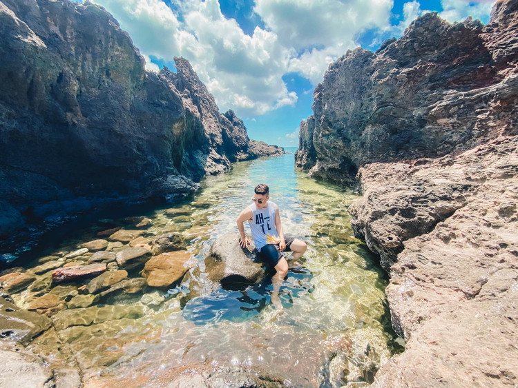 Gành Hang là một vách đá lớn có hình dáng kỳ quặc, là điểm đến độc đáo thu hút rất nhiều du khách tới khám phá. Gành đá ở đây được tạo thành từ nhiều mỏm đá khác nhau, dựng đứng tạo thành một khối cao vững chãi. Gành Hang khiến cho người ta cảm thấy tò mò vì sự bí ẩn và ma mị của nó. Sự lạ mắt và ấn tượng của những gì tạo hóa đã ban tặng sẽ khiến bạn ngạc nhiên và thán phục. Ảnh dulichcangviet