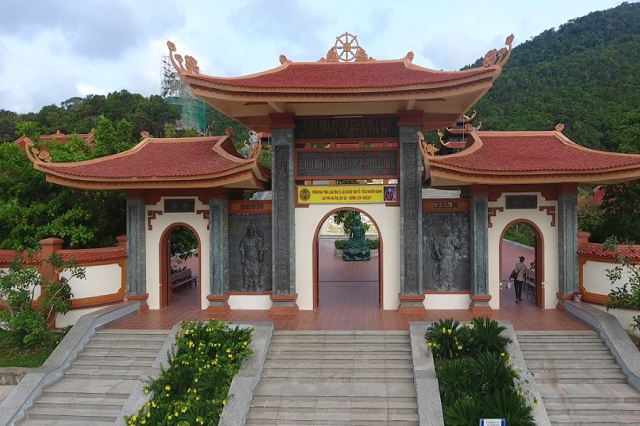 Chùa Sư Muôn còn được gọi là Hùng Long Tự, được xây dựng vào những năm 30 của thế kỷ XX. Tọa lạc bên sườn núi Điện Tiên, hướng ra biển cả bao la rộng lớn, chùa được xây dựng theo kiến trúc dân gian truyền thống với tượng Phật Quan Thế Âm Bồ Tát ngự trên toà sen giữa sân. Để lên chùa, từ cổng Tam Quan, du khách phải leo 60 bậc đá. Đặc biệt, phía sau chùa còn có tượng Phật Thích Ca, bên cạnh là cây kơ-nia đại thụ 200 năm tuổi cao lớn, che bóng mát cả một vùng. Đứng từ chùa, sẽ được chiêm ngưỡng không gian núi rừng hùng vĩ, bốn bề là thảm cỏ xanh mướt tạo nên một bức tranh vô cùng đẹp mắt và chìm đắm trong không gian thanh tĩnh.