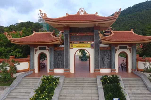 Chùa Sư Muôn còn được gọi là Hùng Long Tự, được xây dựng vào những năm 30 của thế kỷ XX. Tọa lạc bên sườn núi Điện Tiên, hướng ra biển cả bao la rộng lớn, chùa được xây dựng theo kiến trúc dân gian truyền thống với tượng Phật Quan Thế Âm Bồ Tát ngự trên toà sen giữa sân. Để lên chùa, từ cổng Tam Quan, du khách phải leo 60 bậc đá. Đặc biệt, phía sau chùa còn có tượng Phật Thích Ca, bên cạnh là cây kơ-nia đại thụ 200 năm tuổi cao lớn, che bóng mát cả một vùng. Đứng từ chùa, sẽ được chiêm ngưỡng không gian núi rừng hùng vĩ, bốn bề là thảm cỏ xanh mướt tạo nên một bức tranh vô cùng đẹp mắt và chìm đắm trong không gian thanh tĩnh.