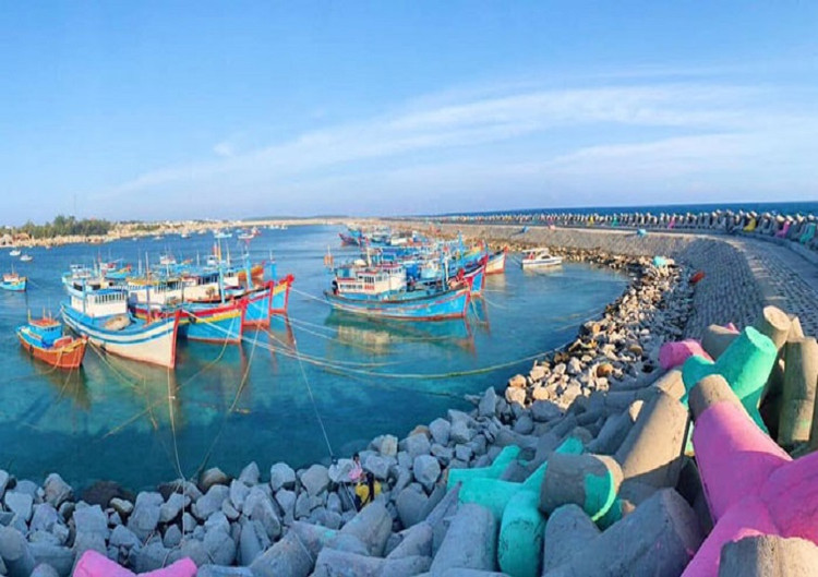 Khung cảnh tuyệt đẹp bờ kè Ngũ Phụng. Ảnh ivivu