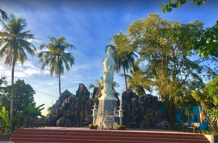 Chùa Hùng Nhĩ Sơn hay còn được gọi là chùa Ông Phụng. Cái tên này xuất phát từ cách gọi quen thuộc của người dân như một cách để ghi nhớ công ơn của người đã khai khẩn đất hoang và xây dựng nên chùa. Được xây dựng từ năm 1945, chùa gắn liền với nhiều chiến tích lịch sử. Ngôi chùa không quá lớn, nằm khuất sau một sườn núi, xung quanh được bao bọc bởi cây cối xanh um, làm toát lên vẻ đẹp hoang sơ, bình dị hiếm có.