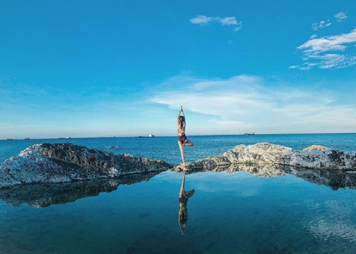 Có thể đến thăm hồ Vô Cực của đảo Phú Quý vào bất kỳ thời điểm nào trong ngày, vì vẻ đẹp của hồ luôn thay đổi theo từng ngày mới. Hãy đến vào sáng sớm để ngắm bình minh, mọi thứ dường như vẫn chưa thức dậy, cảnh vật tĩnh lặng. Hít thật sâu bầu không khí mặn mòi của biển để bắt đầu ngày mới tràn đầy năng lượng. Khi mặt trời mọc, khung cảnh trở nên chân thực và sống động hơn. Chiều về, khi hoàng hôn buông dần, tô lên một gam màu lãng mạn hữu tình để kết thúc một ngày đầy thú vị bên biển. Ảnh luhanhvietnam