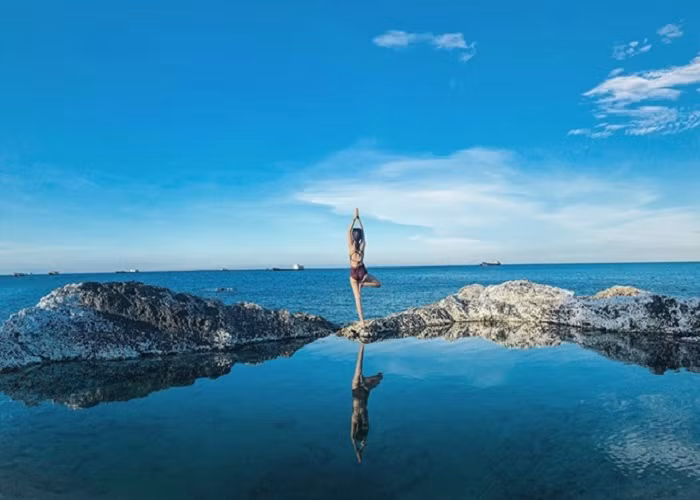 Có thể đến thăm hồ Vô Cực của đảo Phú Quý vào bất kỳ thời điểm nào trong ngày, vì vẻ đẹp của hồ luôn thay đổi theo từng ngày mới. Hãy đến vào sáng sớm để ngắm bình minh, mọi thứ dường như vẫn chưa thức dậy, cảnh vật tĩnh lặng. Hít thật sâu bầu không khí mặn mòi của biển để bắt đầu ngày mới tràn đầy năng lượng. Khi mặt trời mọc, khung cảnh trở nên chân thực và sống động hơn. Chiều về, khi hoàng hôn buông dần, tô lên một gam màu lãng mạn hữu tình để kết thúc một ngày đầy thú vị bên biển. Ảnh luhanhvietnam