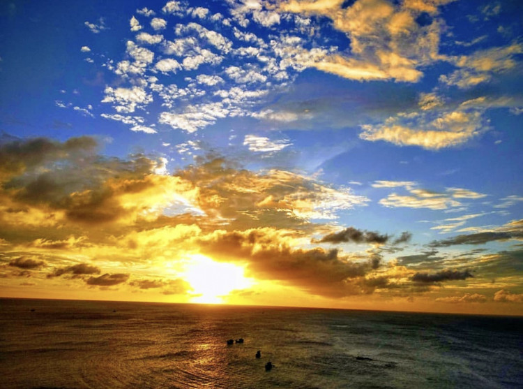 Ngắm hoàng hôn trên đảo Phú Quý. Ảnh dulich.vn