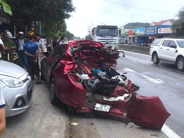 Hiện trường xe con bị đâm nát bét. Ảnh baotienphong