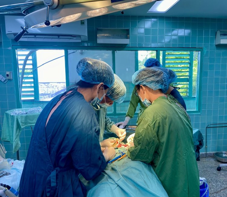 ÊKip phẫu thuật đang tiến hành lấy dị vật cho bệnh nhân. Ảnh BVCC