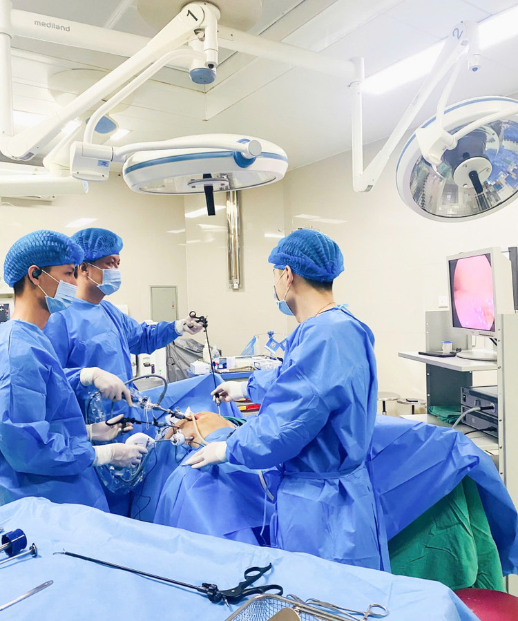 Phẫu thuật nội soi cắt đoạn đại tràng, vét hạch do Ung thư cho nam bệnh nhân. Ảnh BVCC