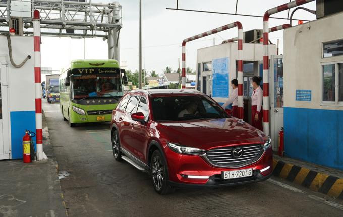 Ôtô được nhân viên hướng dẫn giảm tốc độ khi qua trạm chiều 25/9. Ảnh: Hoàng Nam