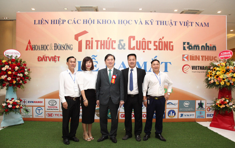 Chủ tịch Phan Xuân Dũng chụp ảnh cùng ban lãnh đạo, phóng viên của báo Tri thức và Cuộc sống nhân sự kiện ra mắt tờ báo.