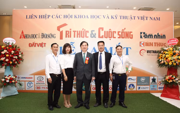 Chủ tịch Phan Xuân Dũng chụp ảnh cùng ban lãnh đạo, phóng viên của báo Tri thức và Cuộc sống nhân sự kiện ra mắt tờ báo.