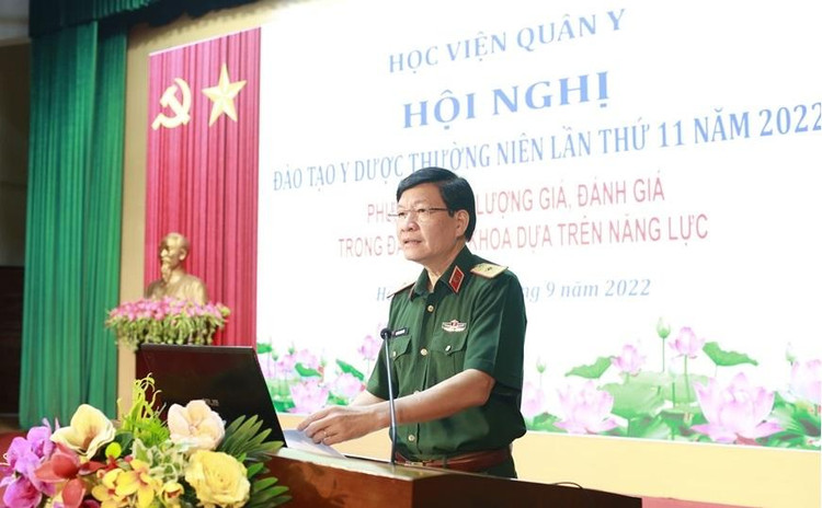 Thiếu tướng, PGS.TS Nguyễn Xuân Kiên, Giám đốc Học viện Quân y phát biểu tại hội nghị. Ảnh: QĐND