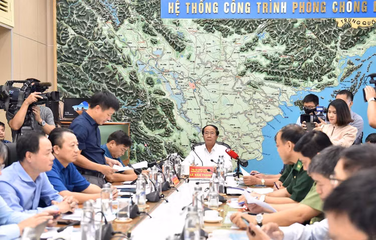 Phó Thủ tướng Lê Văn Thành chủ trì cuộc họp Ban Chỉ đạo quốc gia về phòng chống thiên tai nhằm ứng phó bão Noru. Ảnh: Đức Thuận