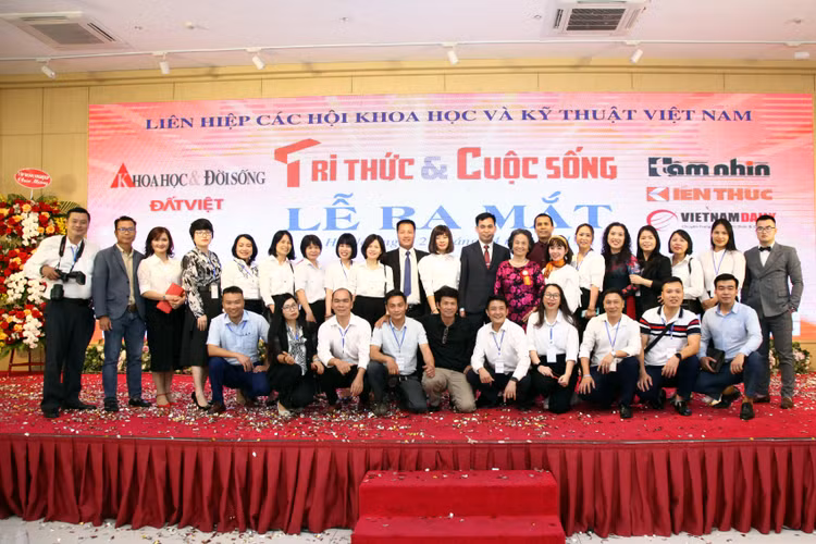 Tập thể Ban Biên tập, Biên tập viên, Phóng viên báo Tri thức và Cuộc sống.