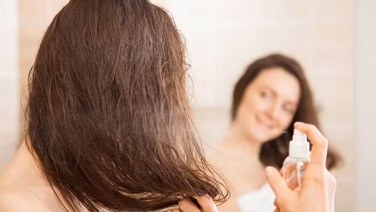 Lạm dụng dầu gội đầu khô coi chừng hói trụi. Ảnh minh họa