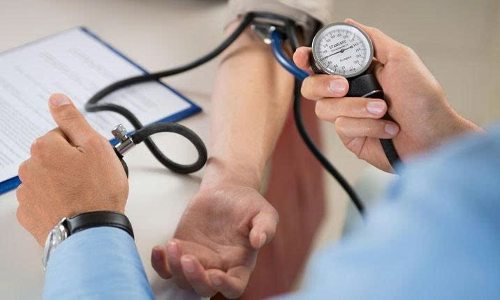 Kiểm soát huyết áp bằng cách thay đổi lối sống và kết hợp các bài tập chân đơn giản vào thói quen hàng ngày. Ảnh minh họa