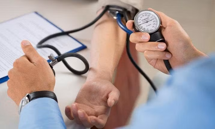 Kiểm soát huyết áp bằng cách thay đổi lối sống và kết hợp các bài tập chân đơn giản vào thói quen hàng ngày. Ảnh minh họa