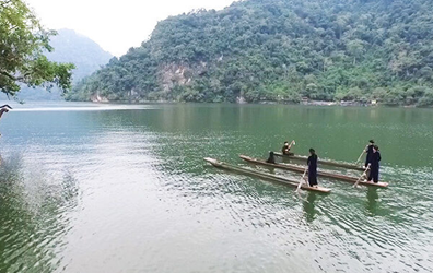 Thuyền độc mộc là một loại phương tiện phổ biến của người dân tộc Tày vùng hồ Ba Bể