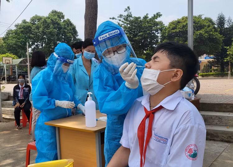 Nhân viên y tế tiến hành lấy mẫu xét nghiệm cho học sinh.