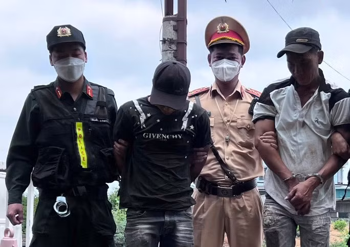 Lực lượng CSGT phối hợp bắt giữ 2 đối tượng bị truy nã.