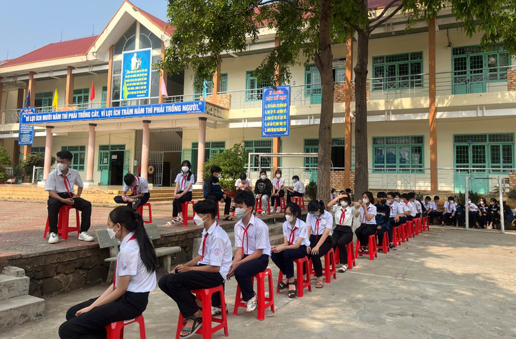 Các học sinh trường THCS Trưng Vương chờ lấy mẫu xét nghiệm PCR COVID-19.