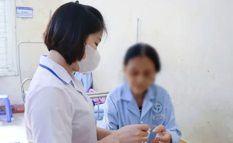 Bác sĩ điều trị cho nữ bệnh nhân. Ảnh: BVCC.