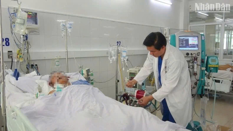 Bệnh nhân ở thời điểm thực hiện ECMO. Ảnh: Báo Nhân dân