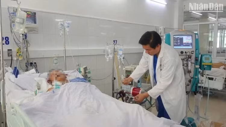 Bệnh nhân ở thời điểm thực hiện ECMO. Ảnh: Báo Nhân dân