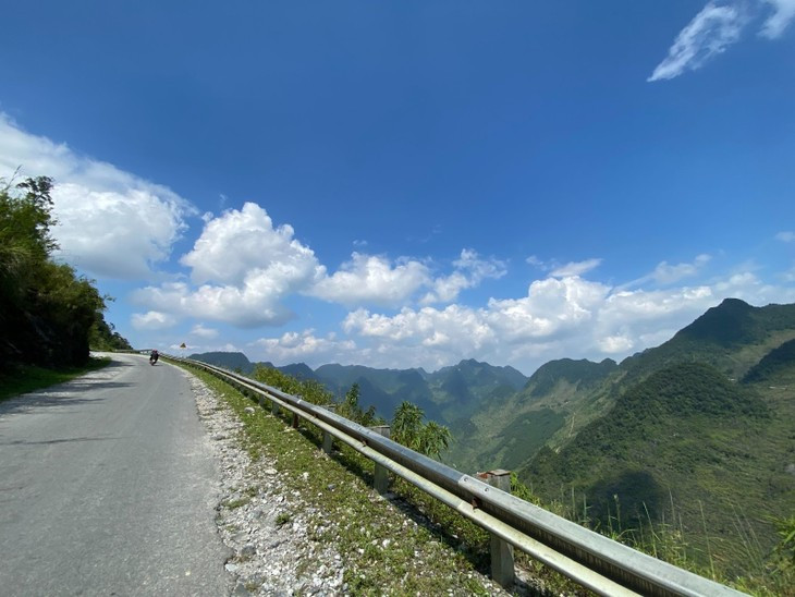 Hà Giang hiện lên với một vẻ đẹp hoang sơ, kì vĩ, ấn tượng, nơi là vách núi hiểm trở, nơi là vực sâu thăm thẳm. Ảnh Thu Giang