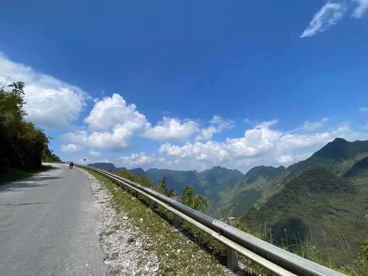 Hà Giang hiện lên với một vẻ đẹp hoang sơ, kì vĩ, ấn tượng, nơi là vách núi hiểm trở, nơi là vực sâu thăm thẳm. Ảnh Thu Giang