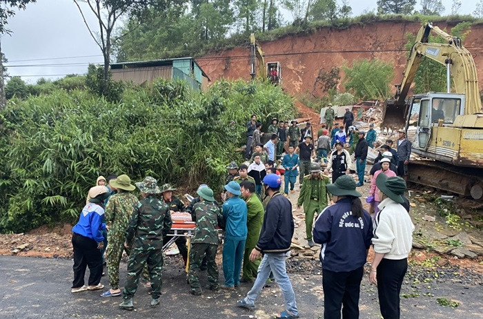 Vụ sạt lở đất khiến một người tử vong.