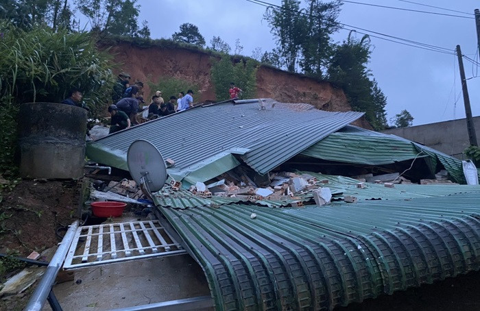 Sạt lở đất làm sập căn nhà trong đêm.
