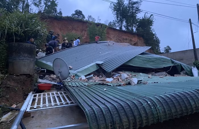 Sạt lở đất làm sập căn nhà trong đêm.