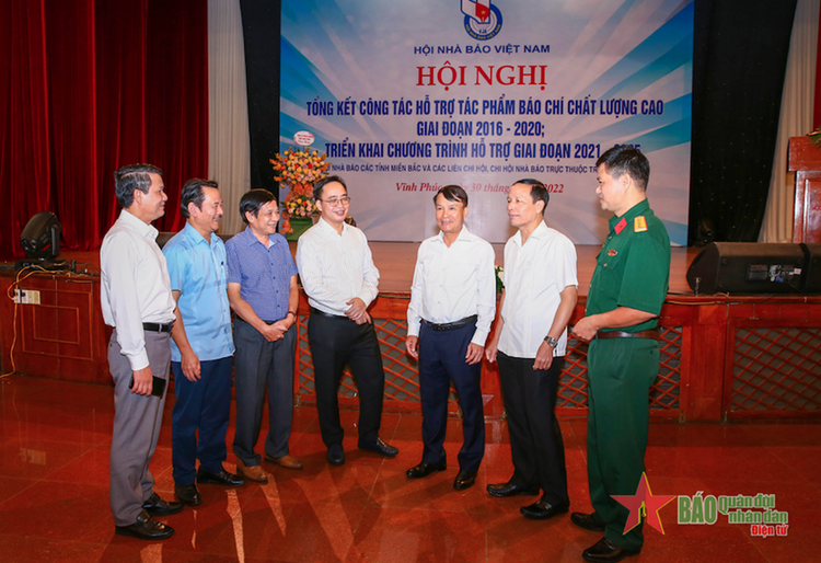 Các đại biểu trao đổi bên lề hội nghị.