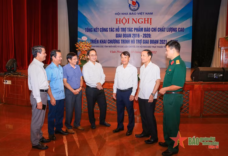 Các đại biểu trao đổi bên lề hội nghị.