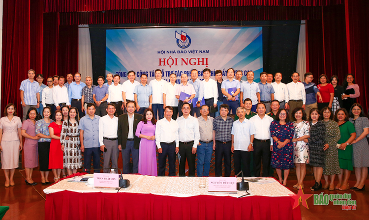 Các đại biểu chụp ảnh lưu niệm.