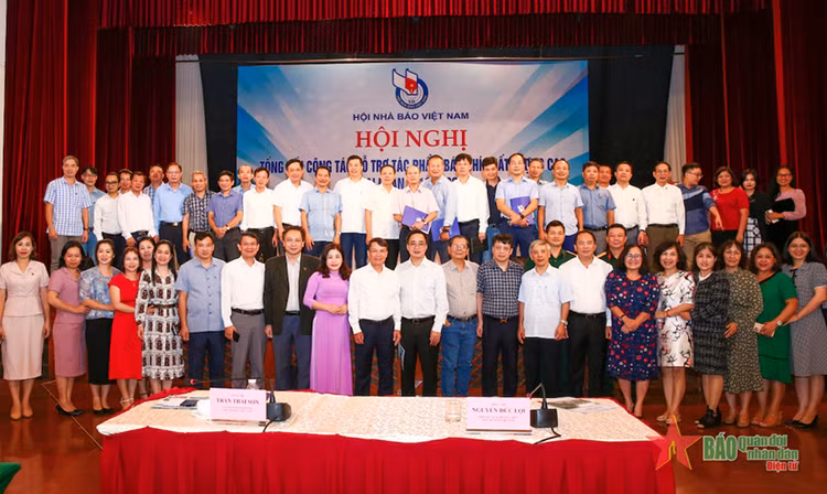 Các đại biểu chụp ảnh lưu niệm.