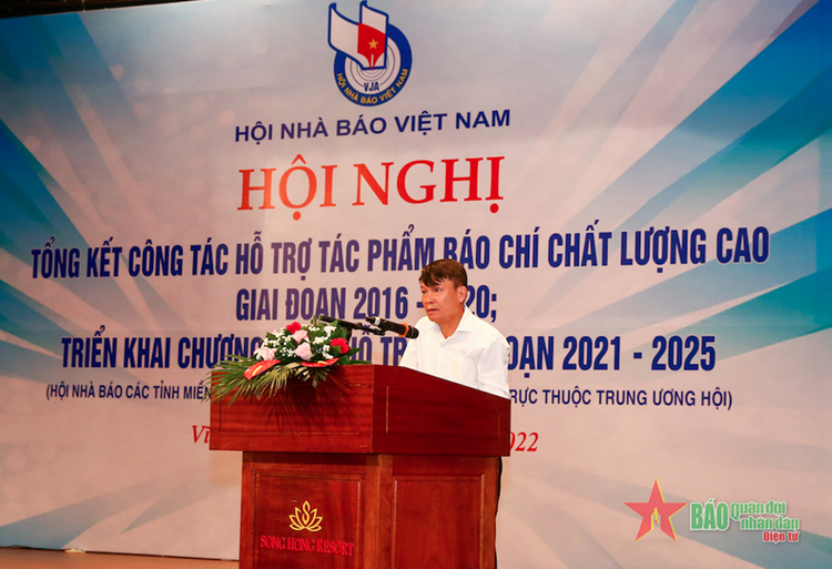 Đồng chí Nguyễn Đức Lợi, Phó chủ tịch Thường trực Hội Nhà báo Việt Nam phát biểu tại hội nghị.