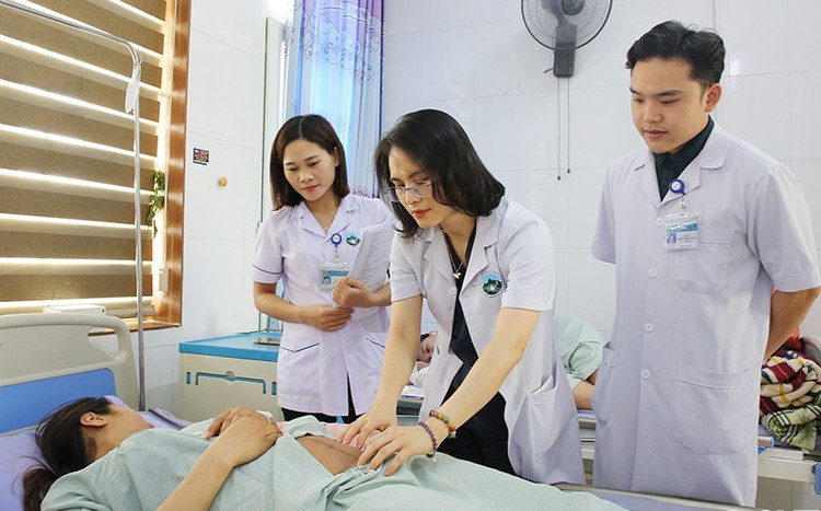 Bác sĩ kiểm tra vết mổ cho sản phụ N. Ảnh BVCC