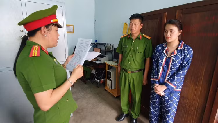 Cơ quan công an thi hành lệnh bắt tạm giam đối với Nguyễn Hà Vi.